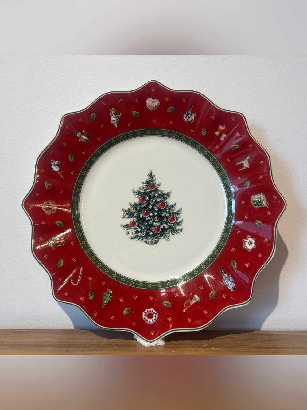 Christmas Decorative Scalloped Plate set- Red & Green 6 Dinner 6 Salad plates.